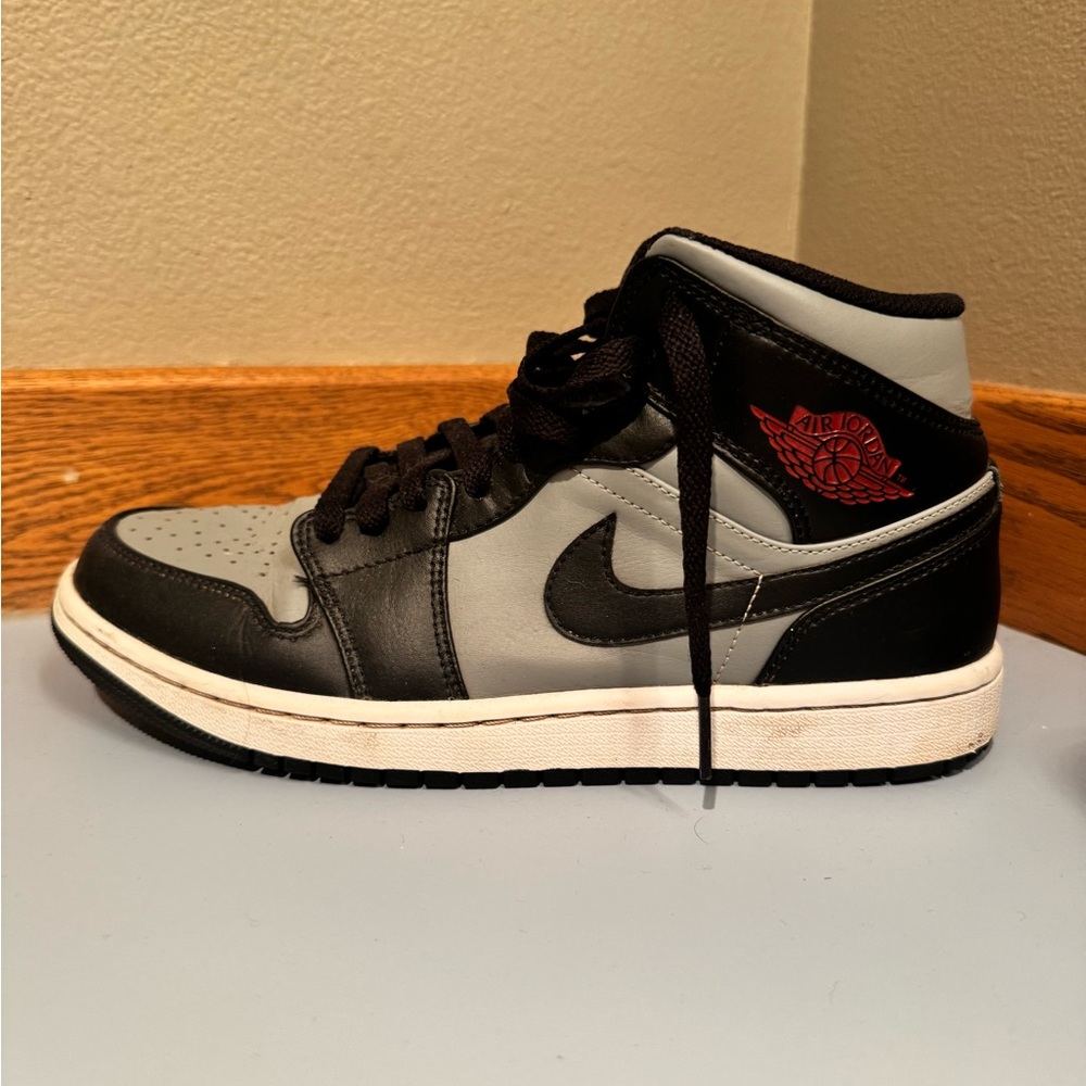 Jordan 1 Mids men’s 8.5 - Picture 5 of 9